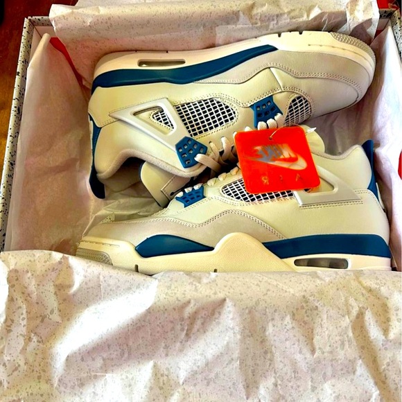 Nike Shoes Air Jordan Retro Military Blue Fv52941 In Hands